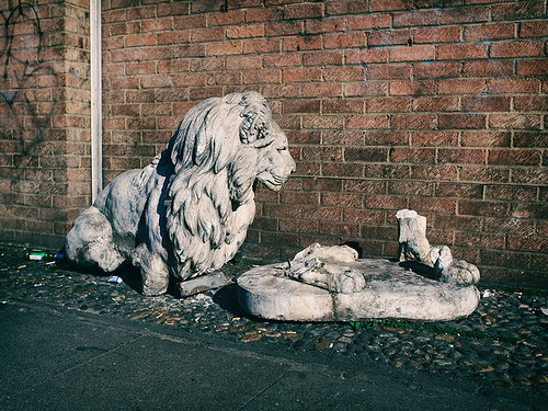 The Shoreditch Lion - London Street Photography